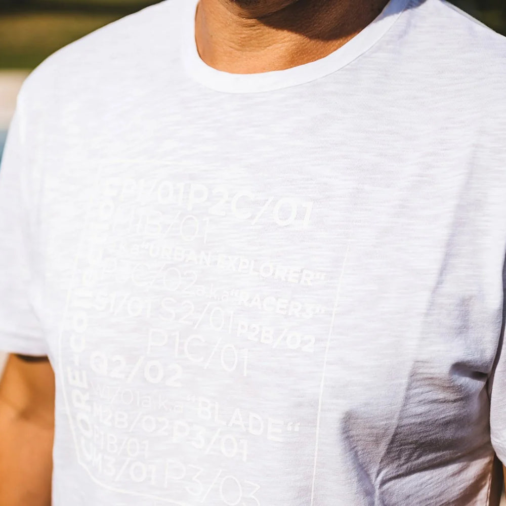 قميص باللون الأبيض للرجال والنساء من سيفين فرايداي - SFTS-0009