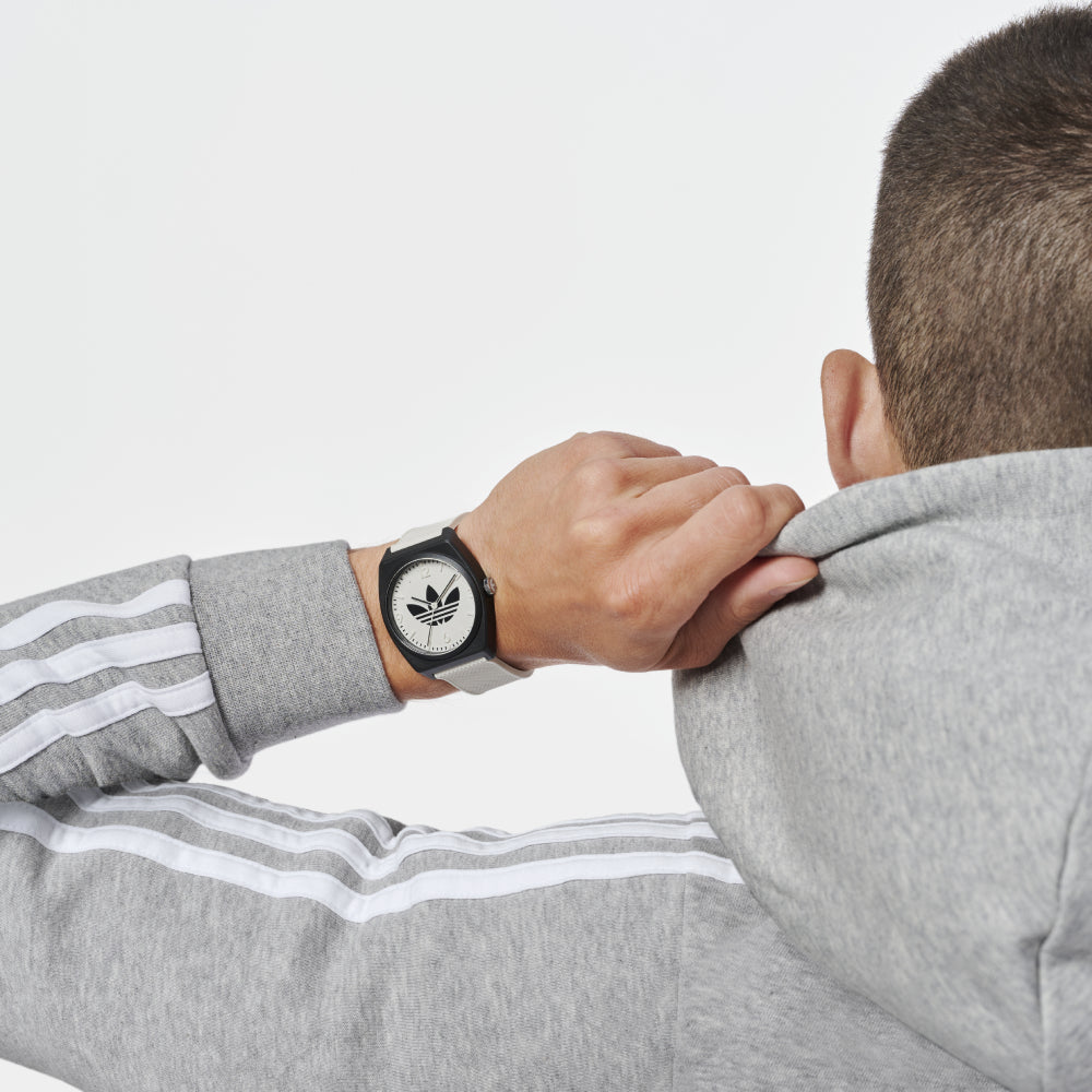 ساعة أديداس للرجال والنساء بحركة كوارتز ولون مينا أبيض - ADS-0090