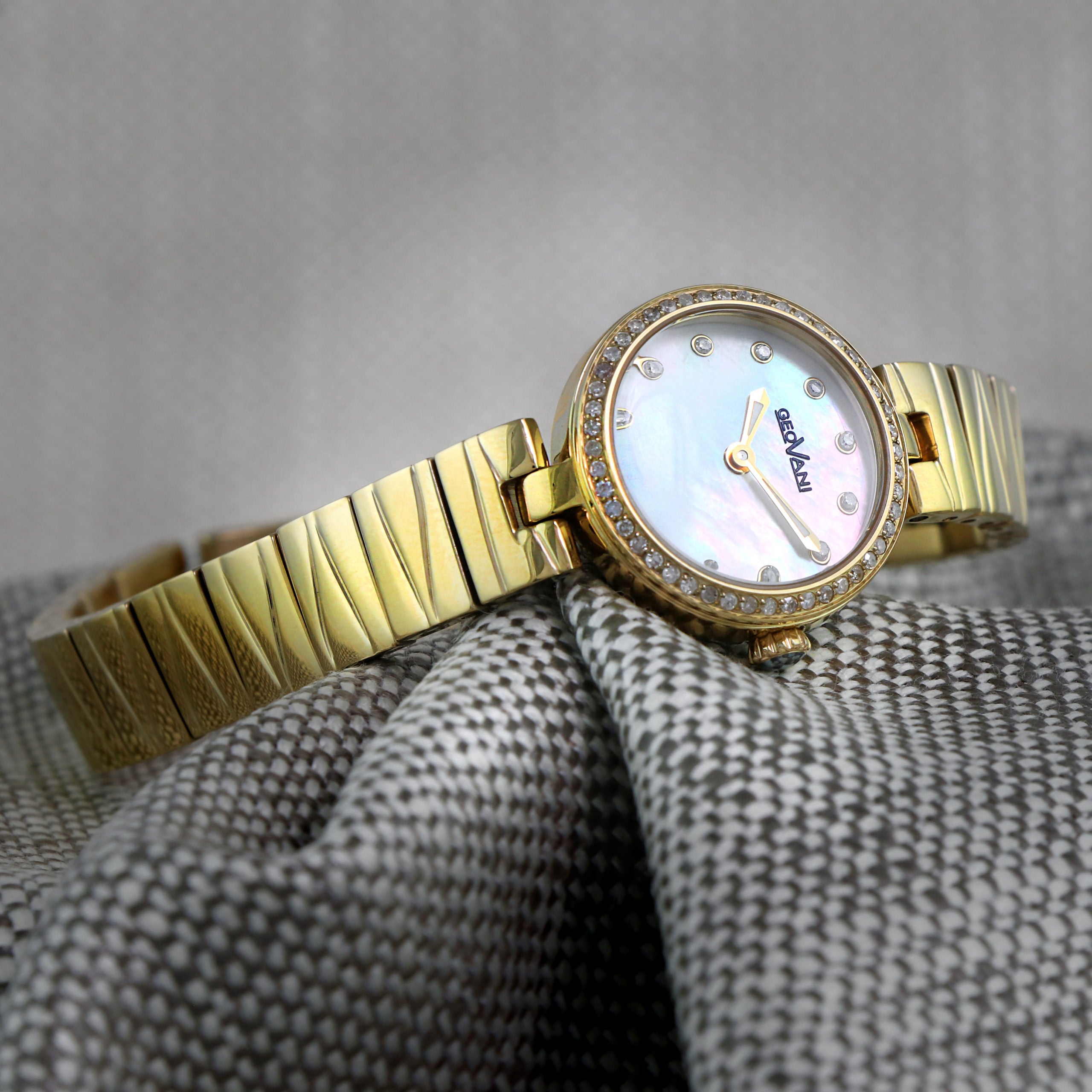 ساعة جيوفاني النسائية السويسرية بحركة كوارتز ولون مينا أبيض لؤلؤي - GEO-0001