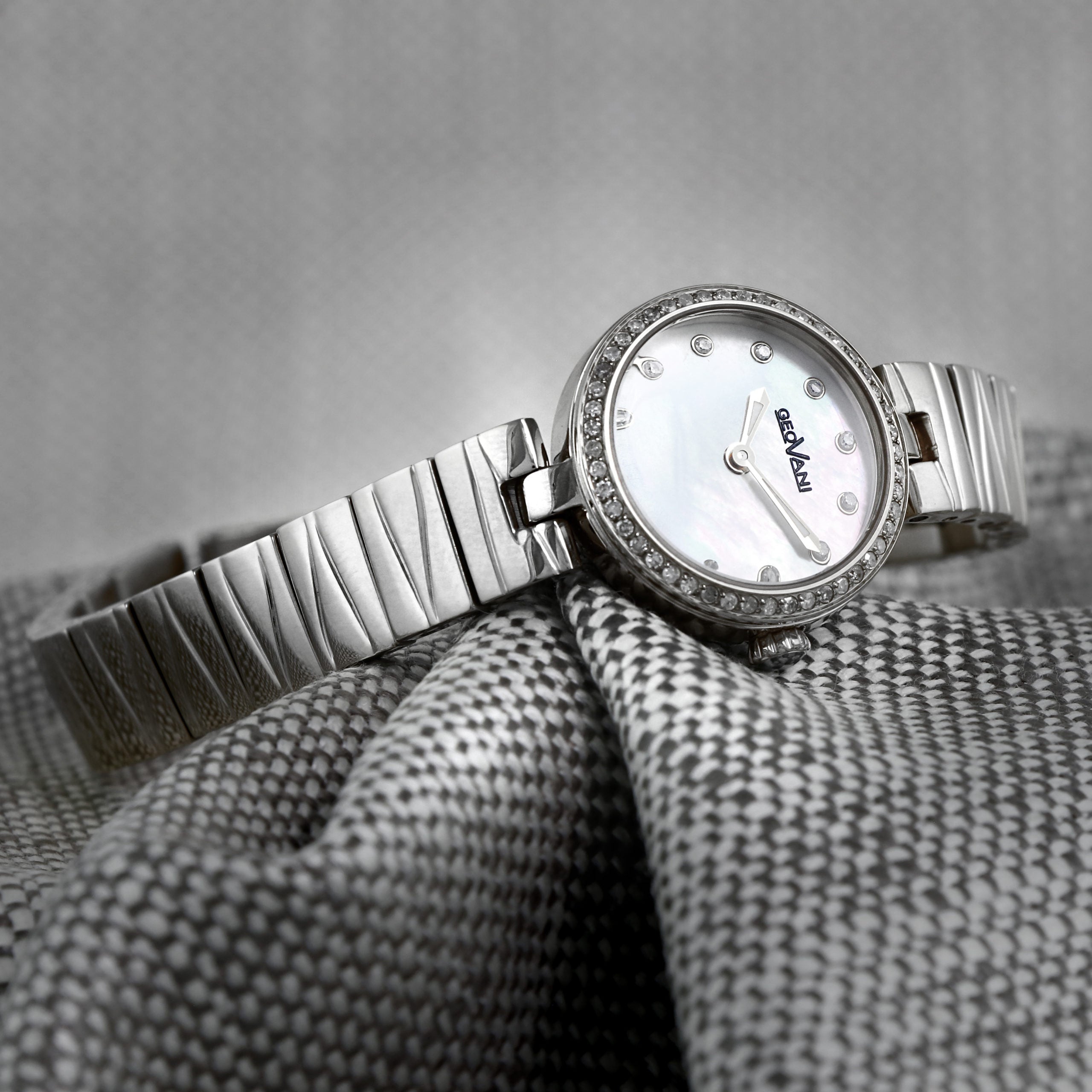 ساعة جيوفاني النسائية السويسرية بحركة كوارتز ولون مينا أبيض لؤلؤي - GEO-0002