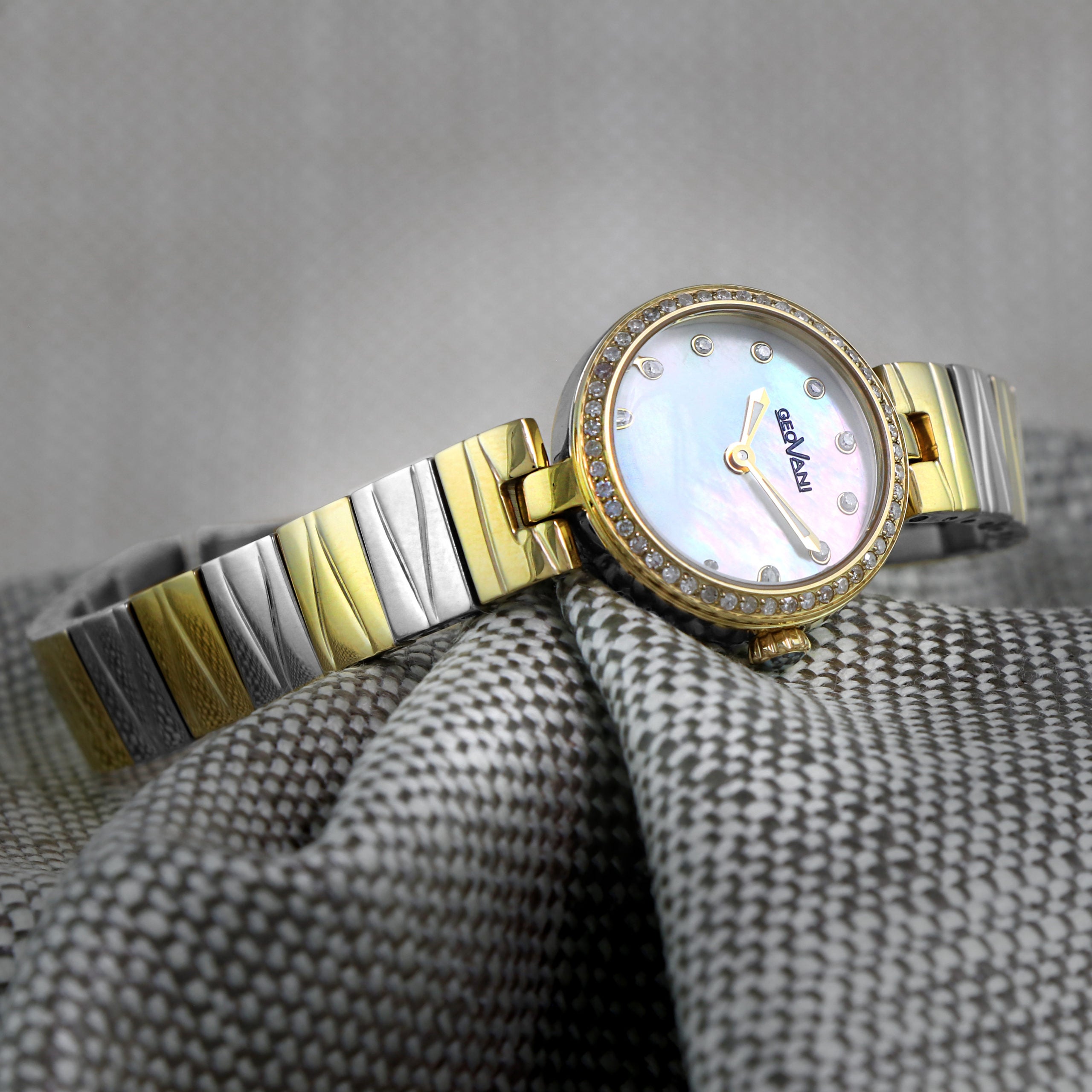 ساعة جيوفاني النسائية السويسرية بحركة كوارتز ولون مينا أبيض لؤلؤي - GEO-0004