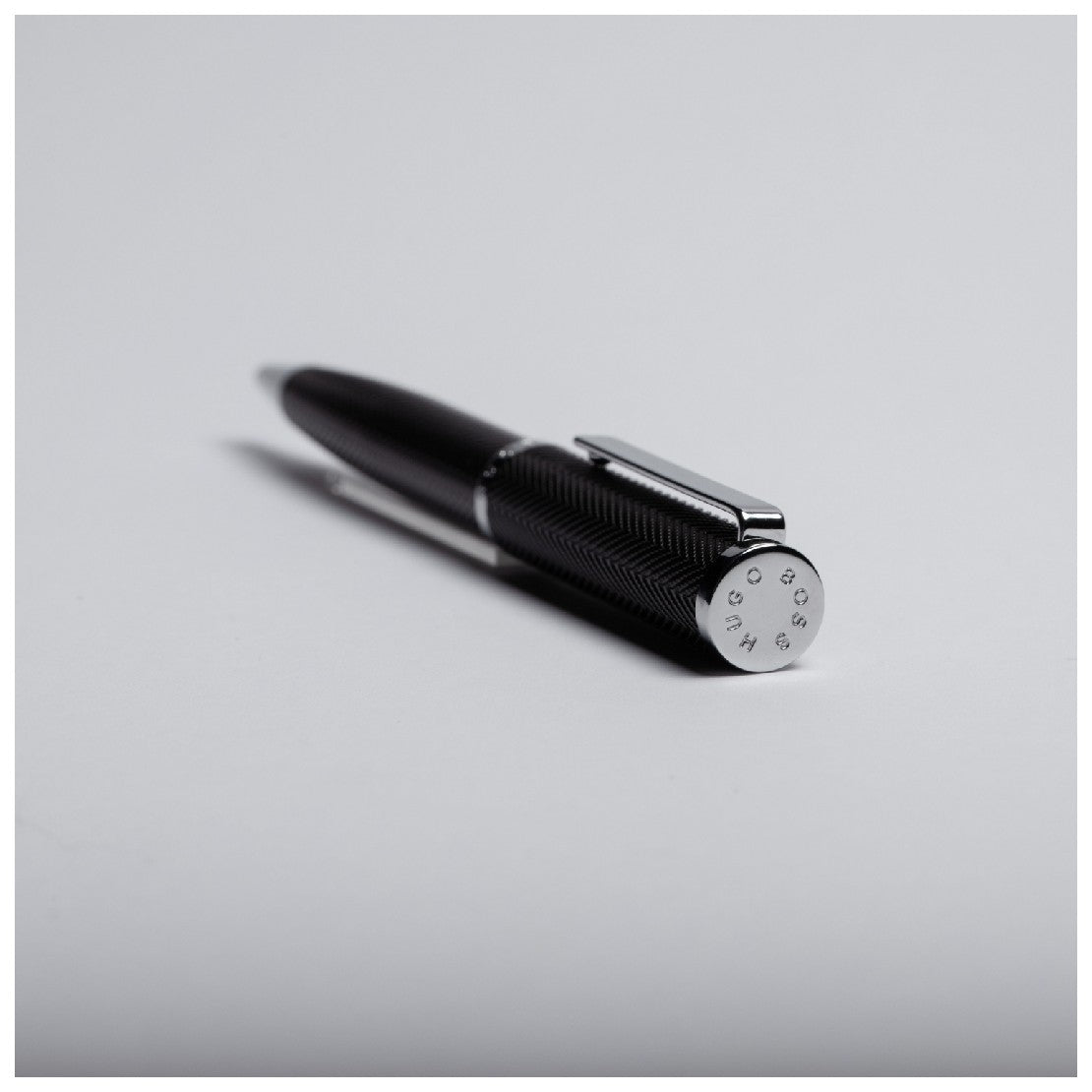 قلم باللون الكروم وأسود من هوغو بوس - HBPEN-0004
